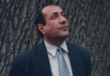 Daraxtga aylangan odam